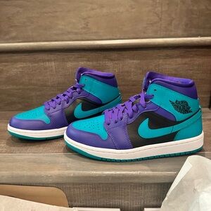 New in box size 7 women Air Jordan 1 mid.